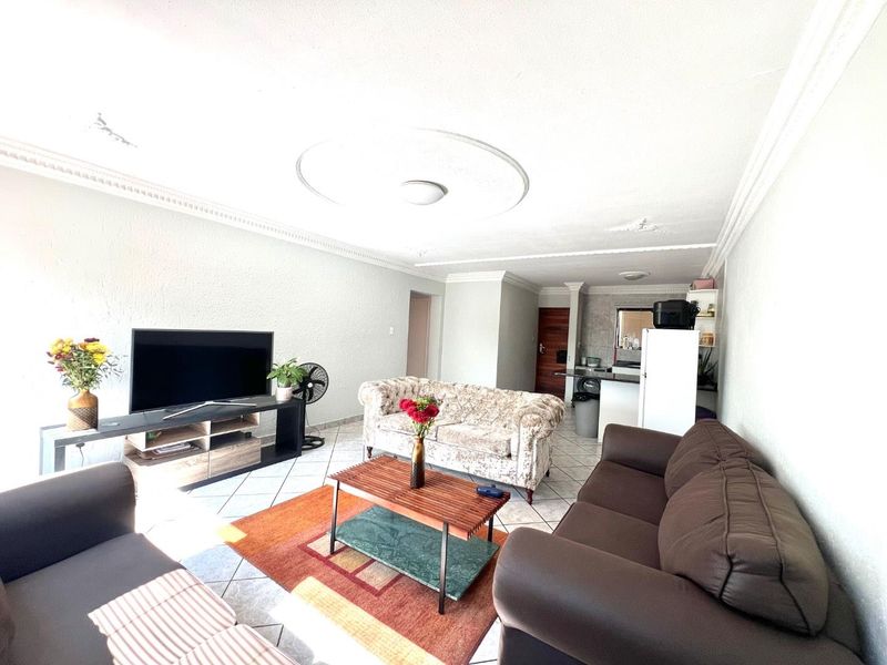 For Sale: Charming First-Floor Three-Bedroom Apartment - Photo 3