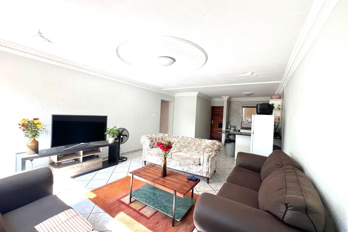 For Sale: Charming First-Floor Three-Bedroom Apartment - Photo 3