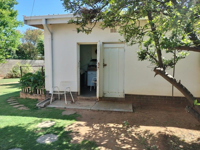 Excellent house.Large rooms. Flatlet. Solar panels. Nice garden.Borehole. - Photo 7