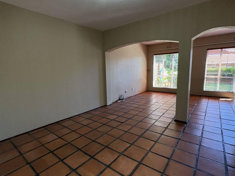 Gorgeous townhouse in well kept complex in Hennopspark! - Photo 10