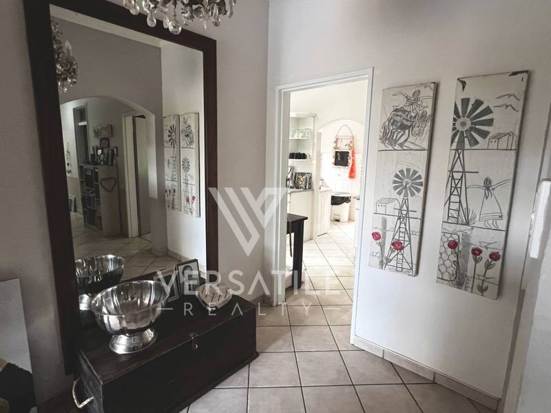 4 Bedroom House For Sale in Olympia - Photo 3