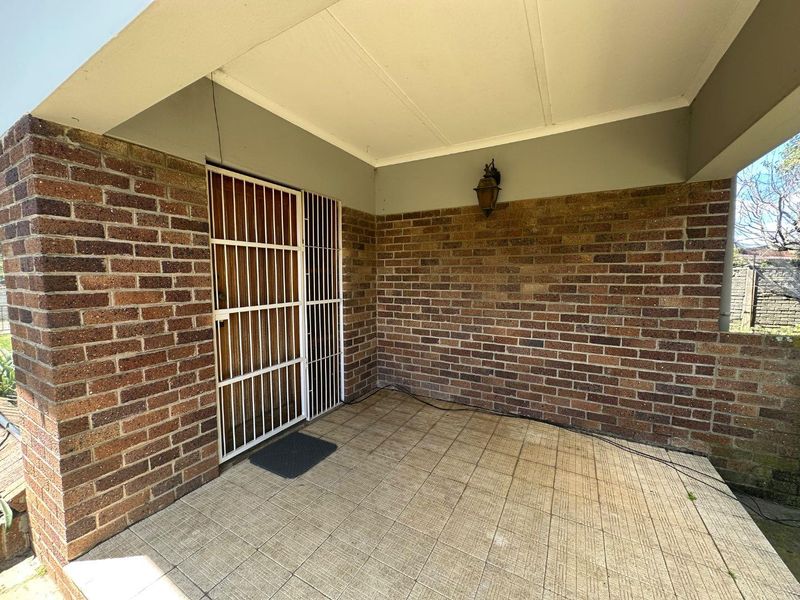 Cozy 4 Bedroom Glencoe Home for sale - Photo 3