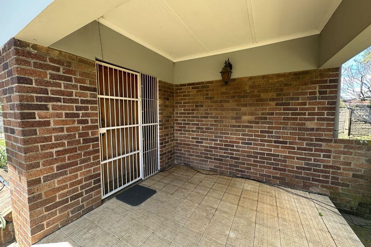 Cozy 4 Bedroom Glencoe Home for sale - Photo 3