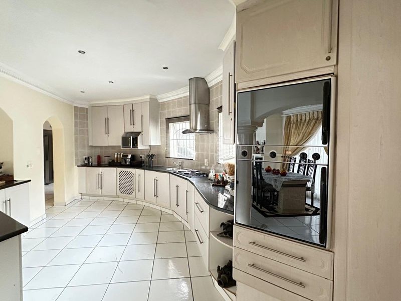 Spacious 4-Bedroom Family Home with Flatlet To Rent in Ninapark - Photo 8