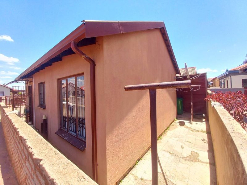 Two Bedrooms house for sale in Soshanguve VV - Photo 3