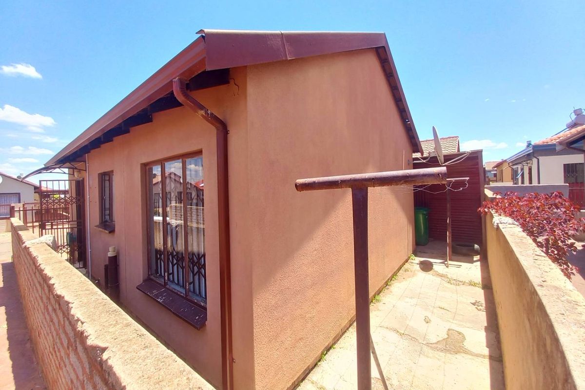 Two Bedrooms house for sale in Soshanguve VV - Photo 3