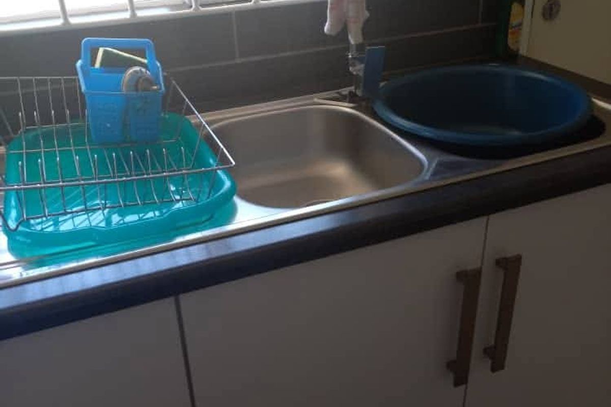Lovely property situated in a safe area and within walking distance from the Mall, Gym and shops - Photo 5