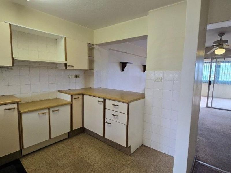 UNIQUIE (94 SQM) (1ST FLOOR FLAT) WITH 2 LOUNGES, OPEN BALCONY &amp; GARAGE. - Photo 8