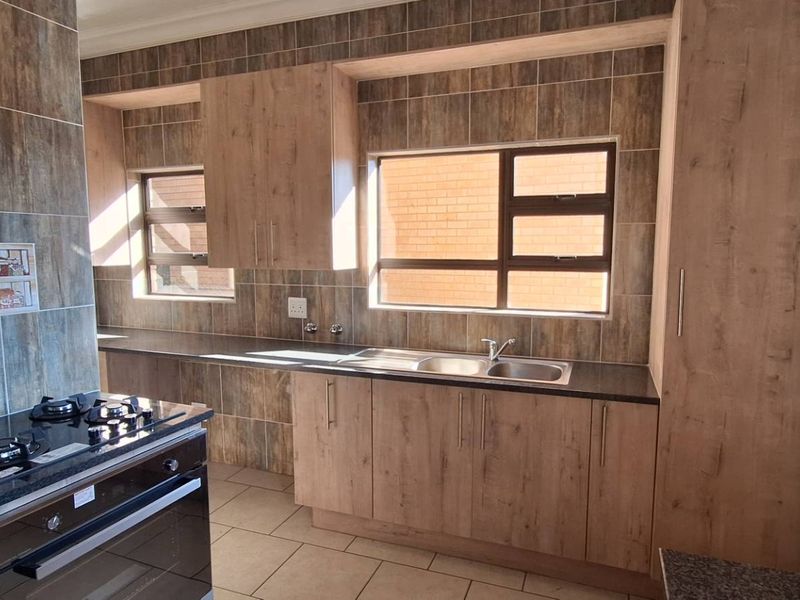Spectacular 5 Bedroom Jewel in South Crest - Photo 9