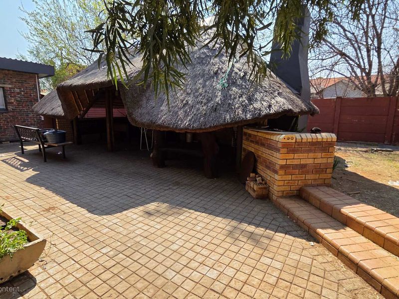 “Comfort, Space & Convenience – 5-Bedroom Home with Multiple Garages” - Photo 3