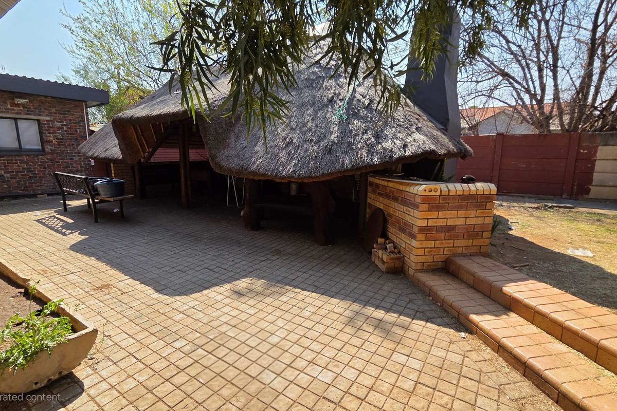 “Comfort, Space & Convenience – 5-Bedroom Home with Multiple Garages” - Photo 3