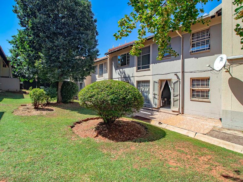 Top floor unit offering 3 bedrooms, with a secure tenant. - Photo 2