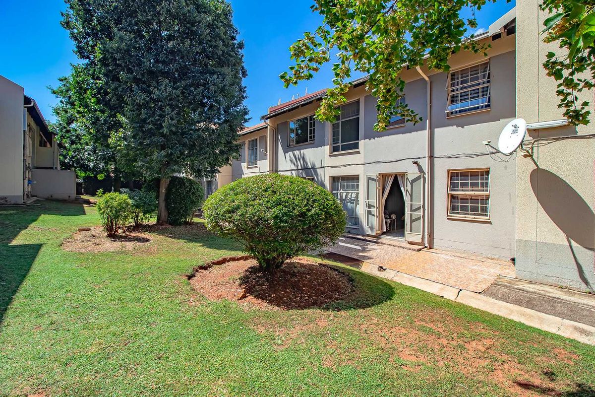 Top floor unit offering 3 bedrooms, with a secure tenant. - Photo 2