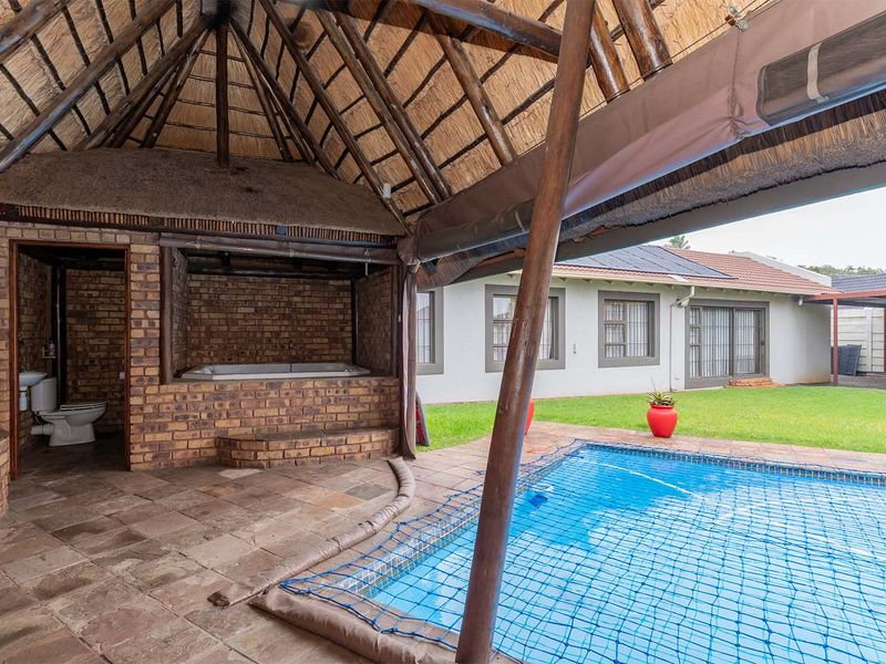 SPACIOUS FAMILY HOME IN ENCLOSURE - Photo 7