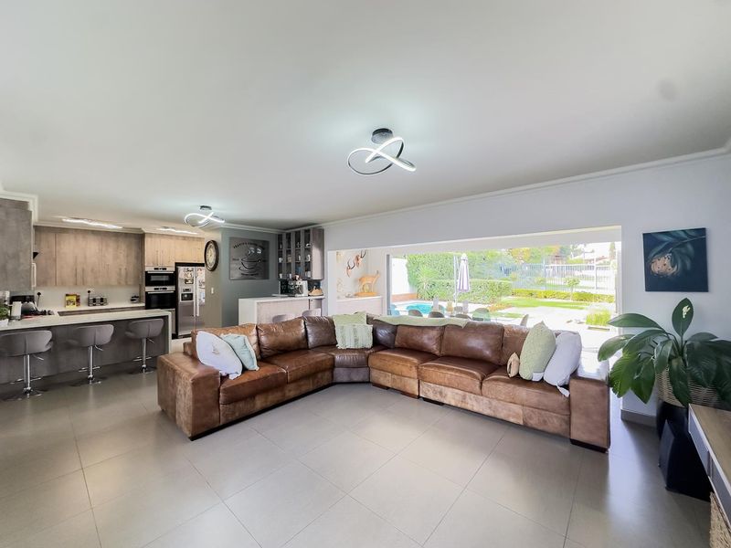 Elegant 4 Bedroom Family Home with a Study in Taemane Golf View Estate - Photo 1