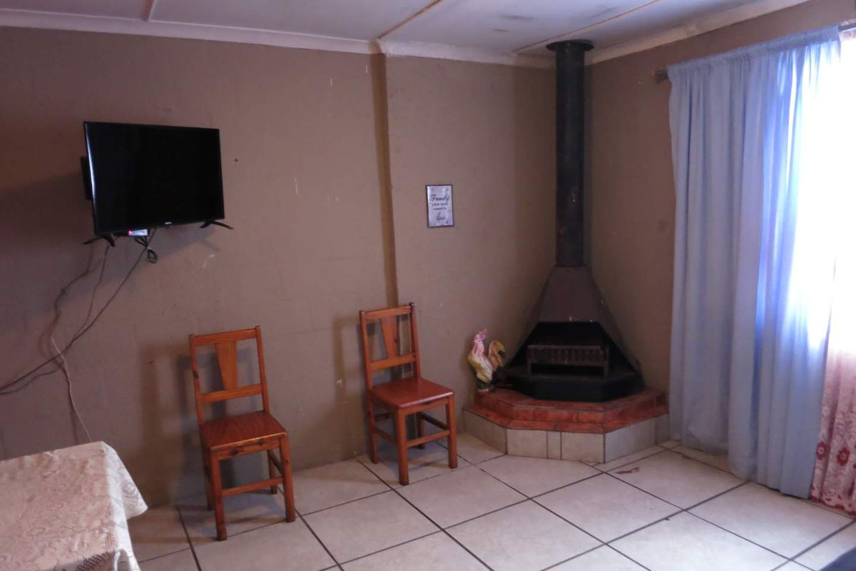 Beautiful 3 Bedroom House - Photo 2