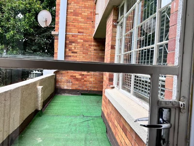 A BEAUTIFULLY FURNISHED TWO BEDROOM PET FRIENDLY APARTMENT - Photo 5