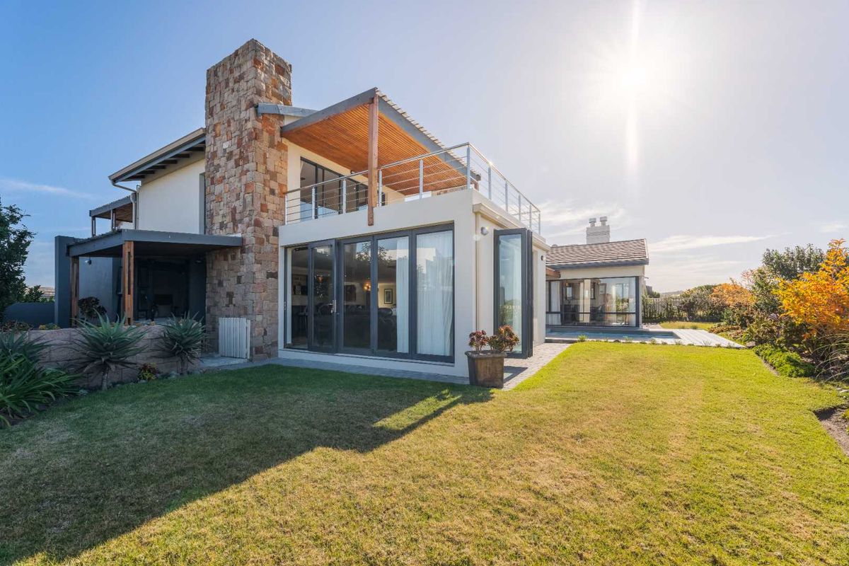 VERSATILE PROPERTY SET IN OCEAN VISTA OF OUBAAI GOLF ESTATE - Photo 4