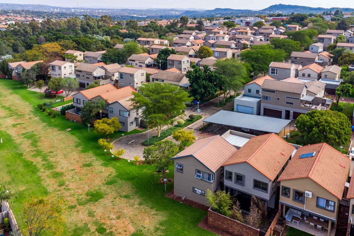 Modern, Move-In Ready Home in Secure & Sought After Olympus Estate - Photo 4