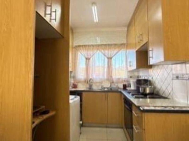 2 Bedroom Townhouse for Sale in MeredaleJohannesburg South - Photo 7