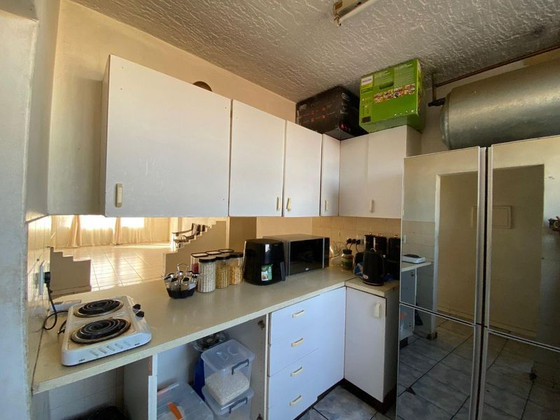 "Spacious 3-Bed Apartment in Silverton - Prime Location!" - Photo 3