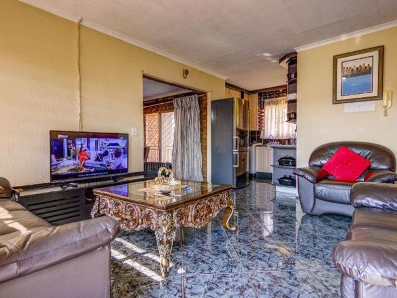 **Charming Two-Bedroom Townhouse for Sale in Norkem Park** - Photo 6