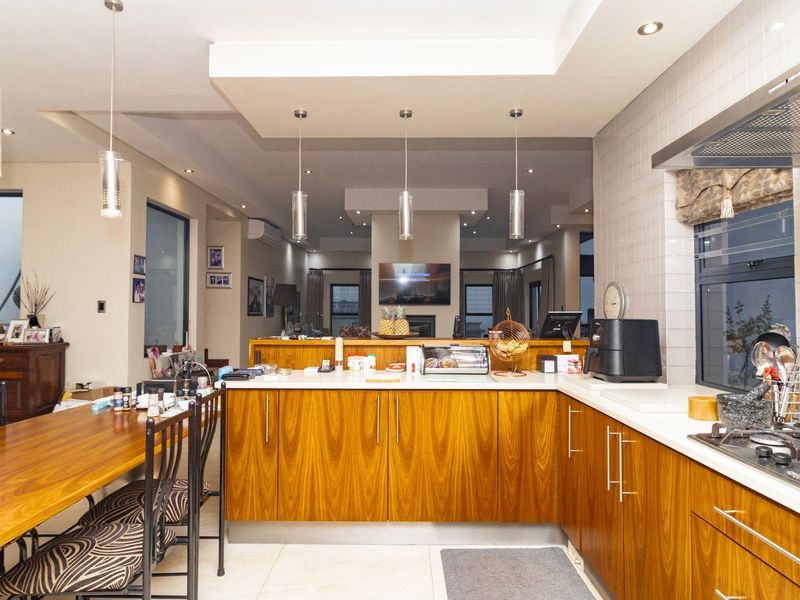 Stylish Indoor-Outdoor Living with Solar Efficiency in Baronetcy - Photo 10