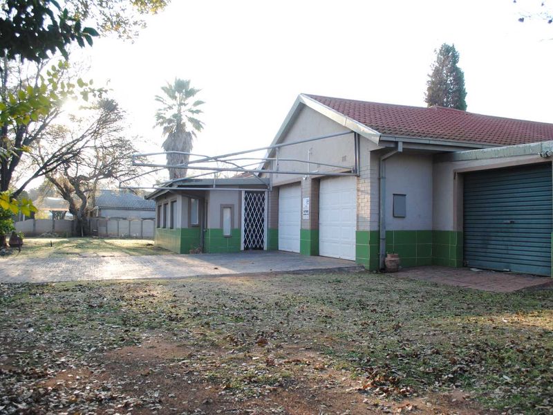 Spacious Home with Flatlet possibilities with pool lapa and 5kva inverter (Battery Backup) - Photo 3