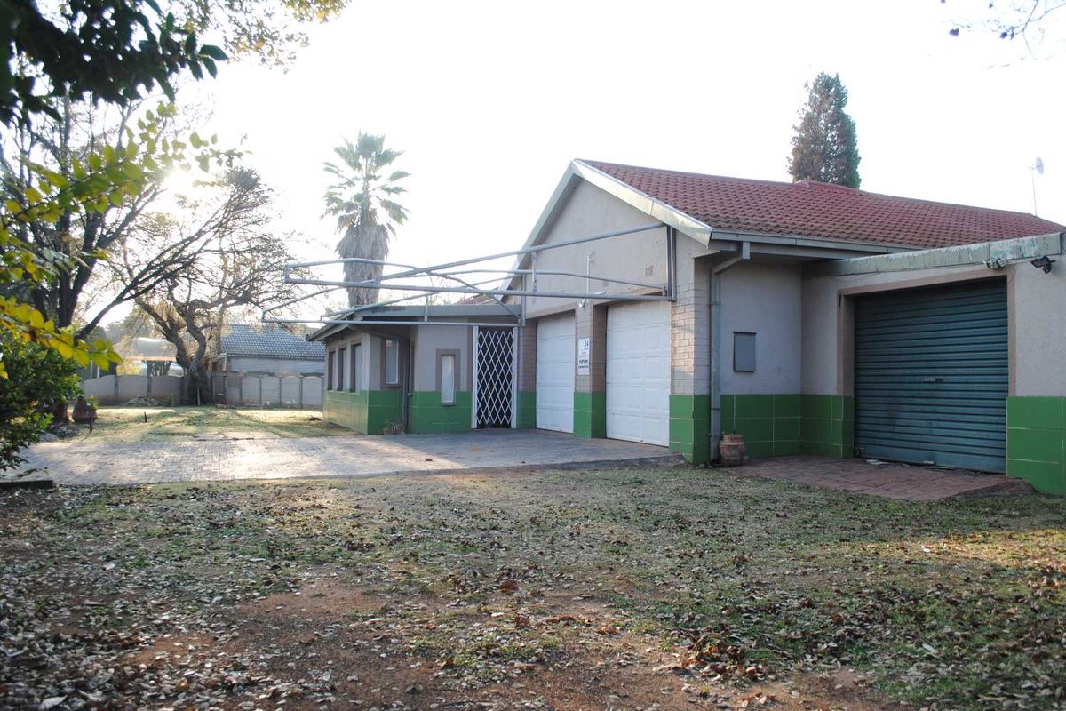 Spacious Home with Flatlet possibilities with pool lapa and 5kva inverter (Battery Backup) - Photo 3