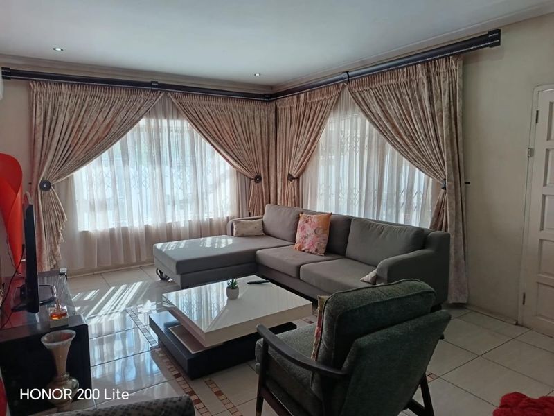 Spacious Freestanding Villa in Prime Montclair Location! NO LEVIES - Photo 2