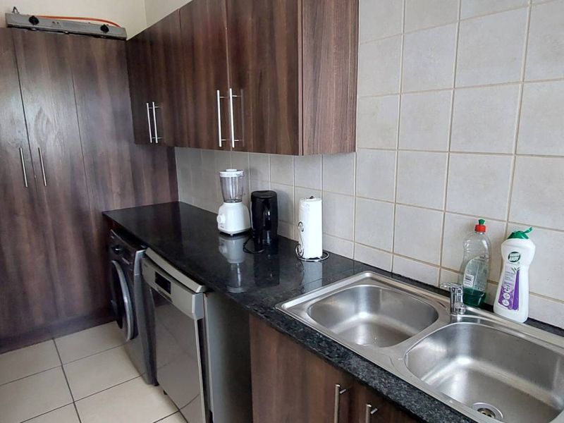 Spacious home in exclusive complex - Photo 4