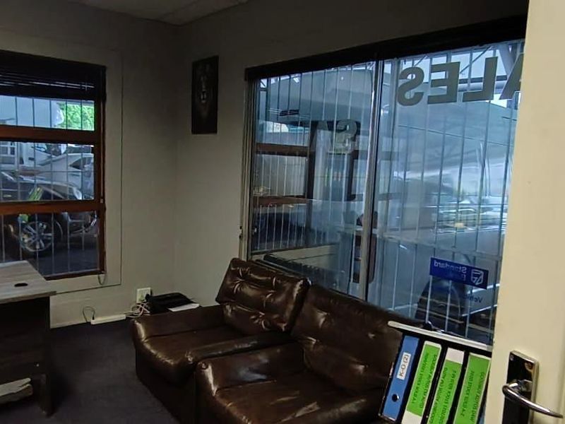 **Prime Commercial Property To Rent in Parow: Ideal for a Car Dealership** - Photo 6