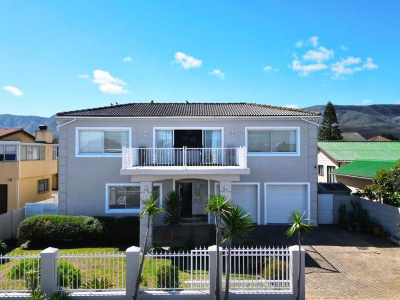 Where Ocean Views Meet Timeless Elegance - Photo 2