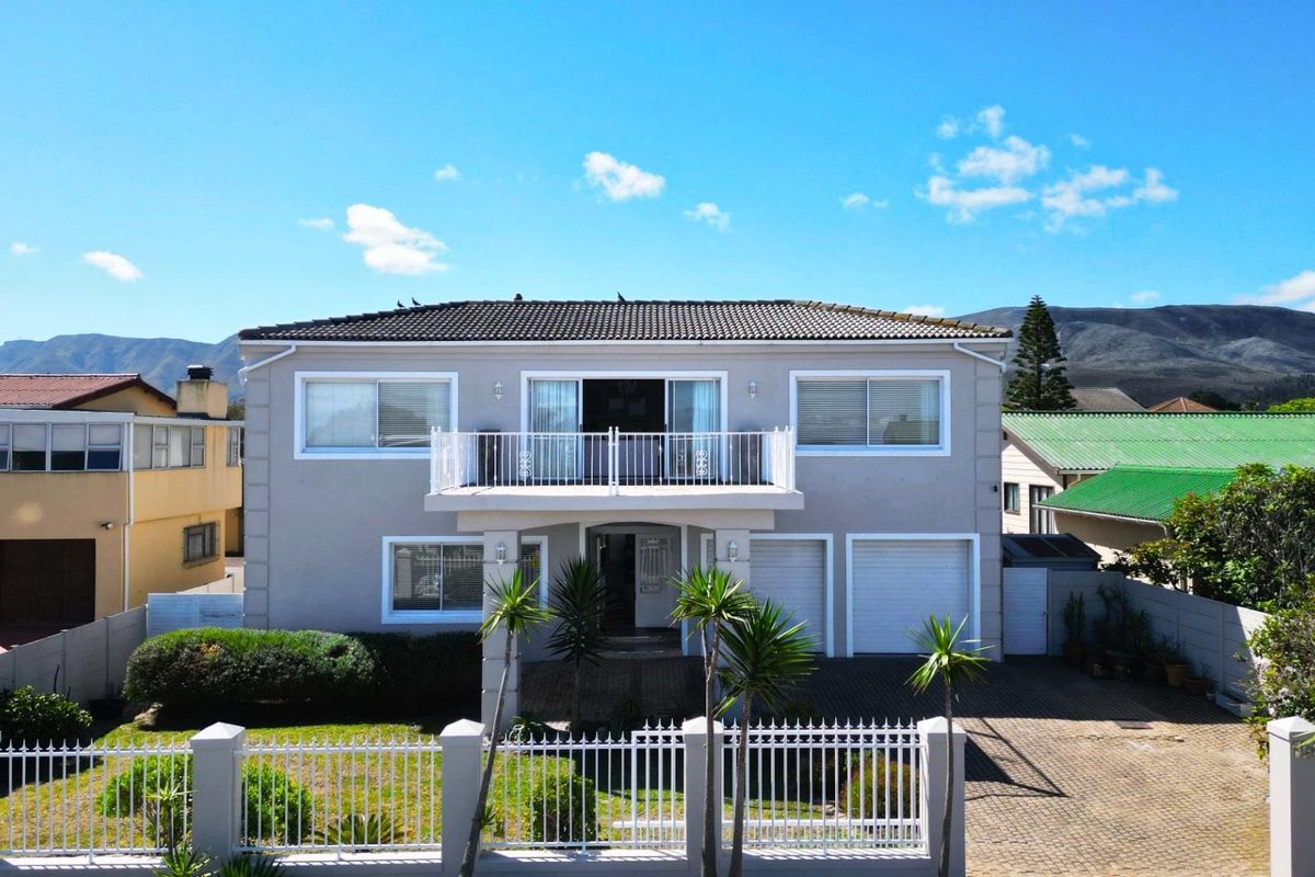 Where Ocean Views Meet Timeless Elegance - Photo 2