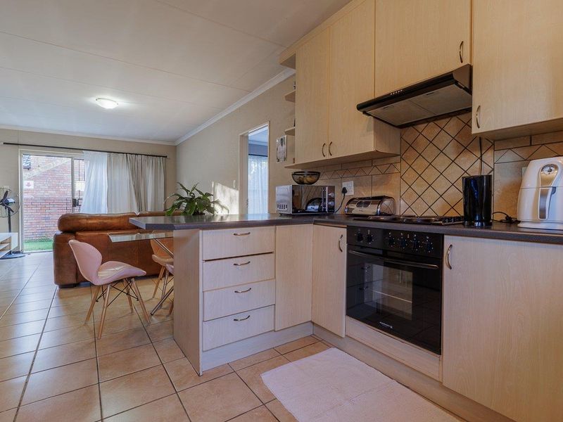 Three bedroom simplex with double garage - Heuwelsig Estate - Centurion - Photo 5