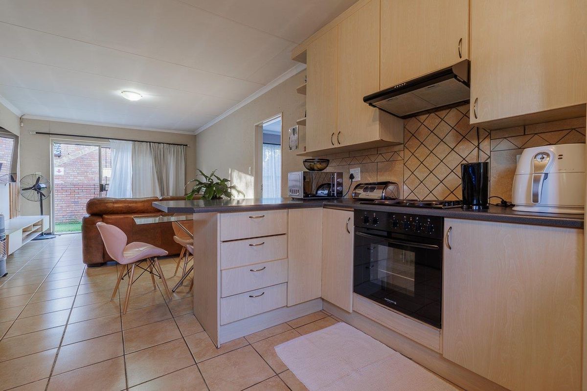 Three bedroom simplex with double garage - Heuwelsig Estate - Centurion - Photo 5