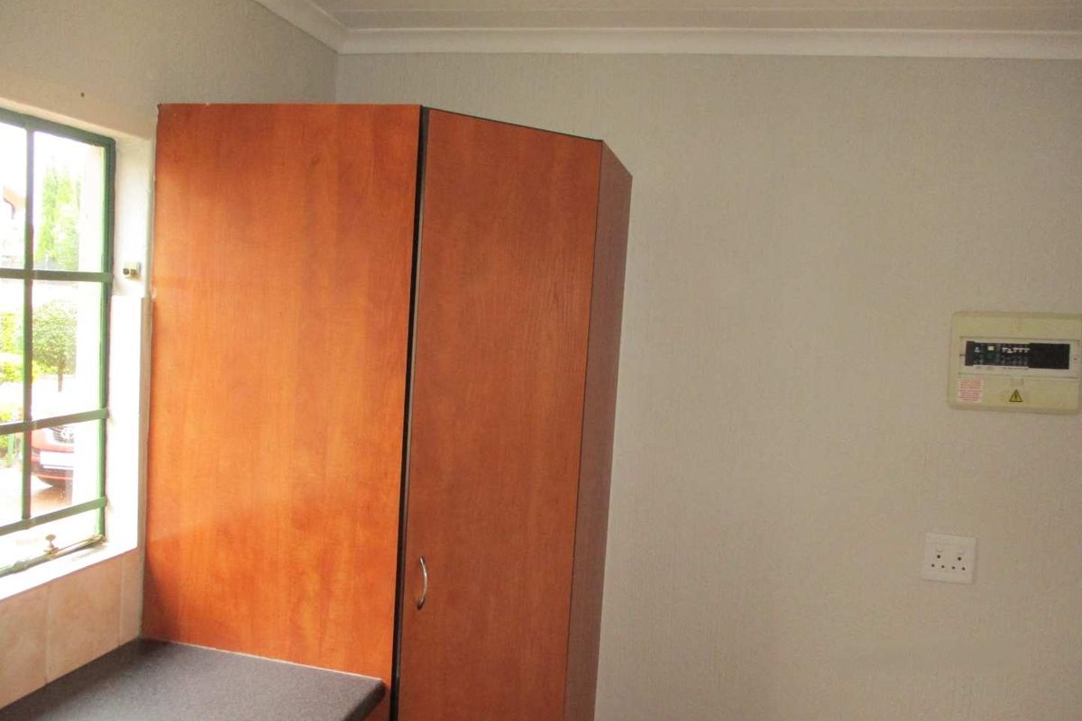 FAMILY HOME FOR SALE IN SECURE ESTATE - Photo 5