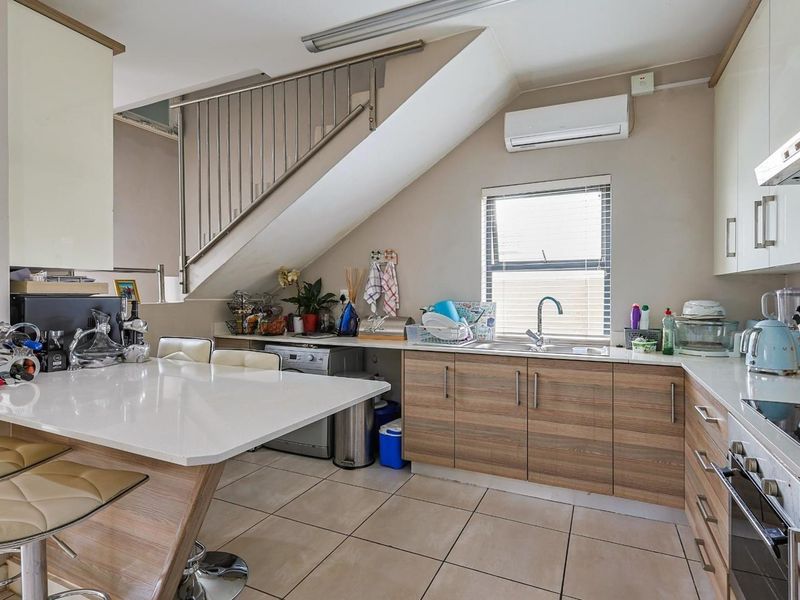 Sleek Modernity Meets Effortless Living - Photo 10