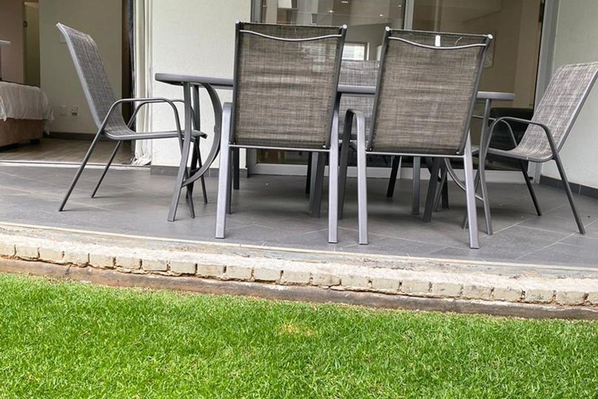 A STUNNING FURNISHED TWO BEDROOM GARDEN APARTMENT - Photo 2