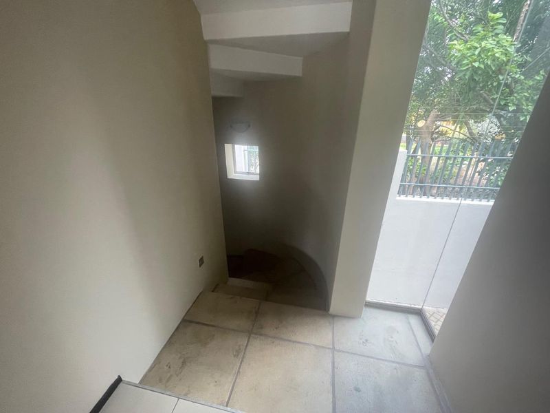 UNFURNISHED SPACIOUS MODERN DUPLEX TOWNHOUSE - Photo 5