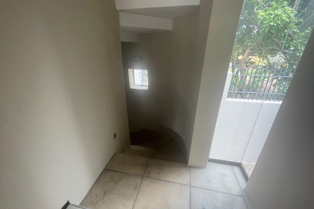UNFURNISHED SPACIOUS MODERN DUPLEX TOWNHOUSE - Photo 5