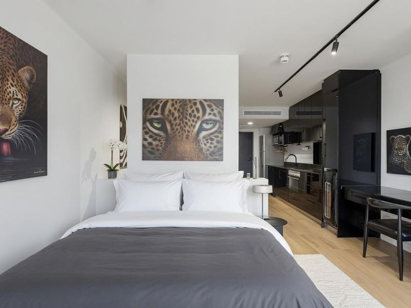 Wake up to Table Mountain perfectly framed in your window like a living painting. - Photo 10