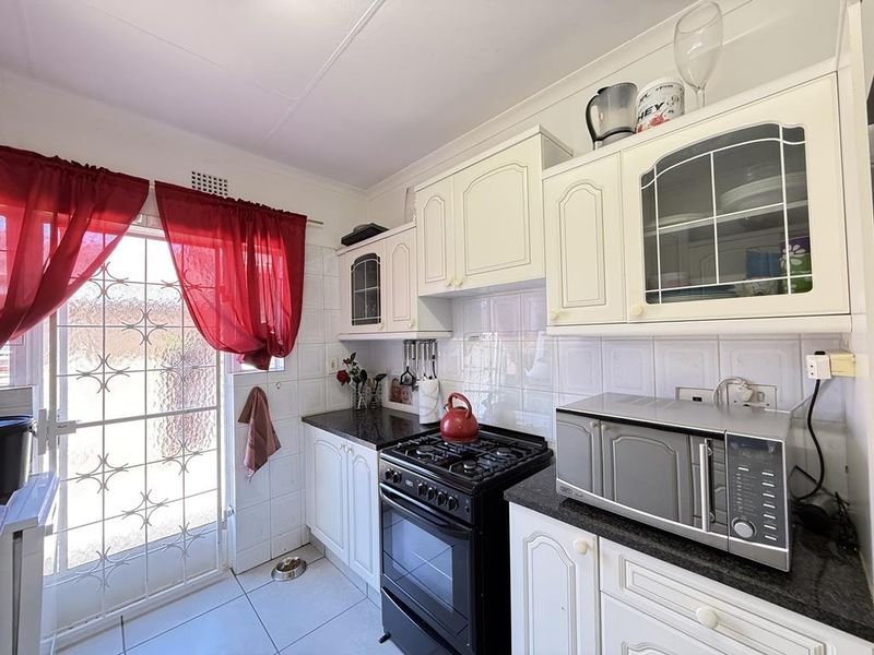 Prime 3 Bedroom Townhouse in Constantia Kloof with Solar and Double Garage - Photo 5