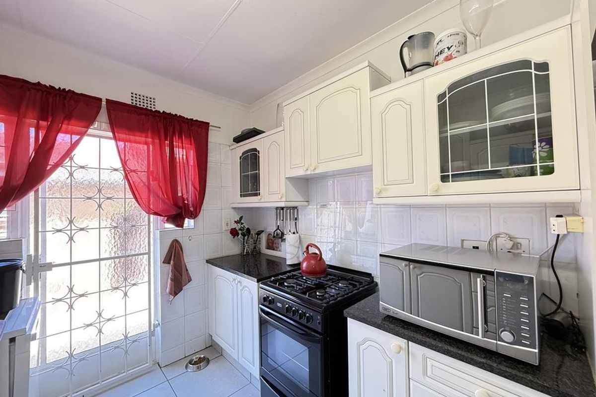 Prime 3 Bedroom Townhouse in Constantia Kloof with Solar and Double Garage - Photo 5