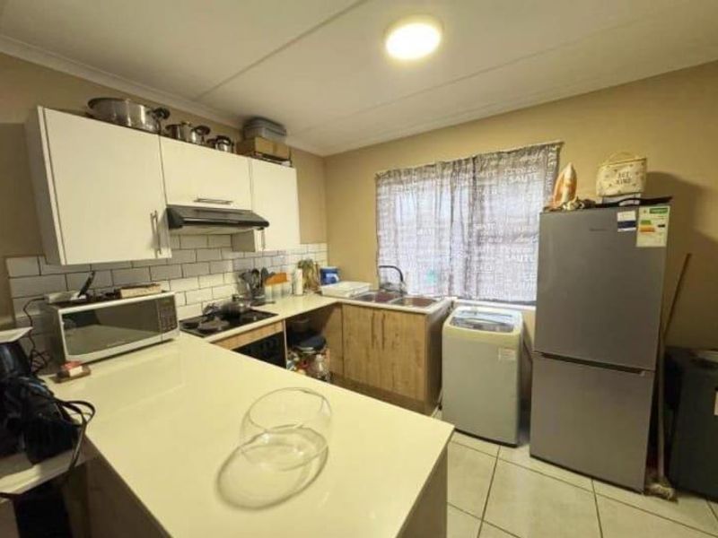 A GROUND FLOOR APARTMENT - Photo 3