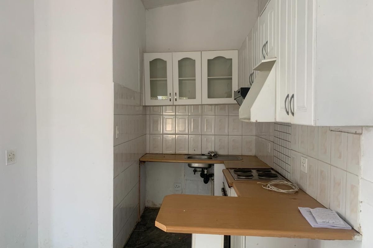 Discover your dream home in the heart of Ridgeway with this stunning 3-bedroom townhouse for sale in the highly sought-after Lion Ridge Complex, located just so - Photo 2