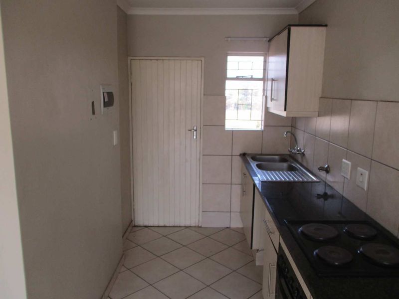 A 2 BEDROOM FLAT TO RENT IN PHILIP NEL PARK - Photo 4