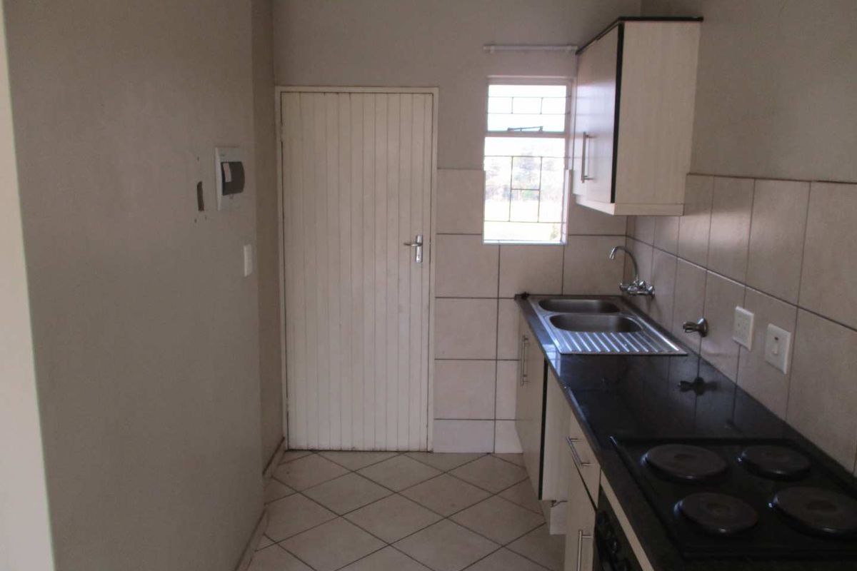 A 2 BEDROOM FLAT TO RENT IN PHILIP NEL PARK - Photo 4