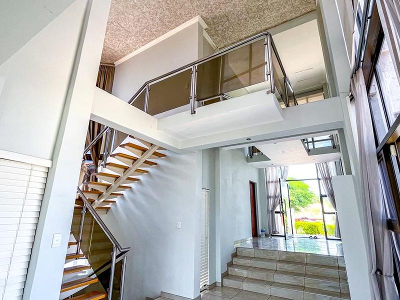 EXECUTIVE THREE-STOREY RESIDENCE - Photo 3