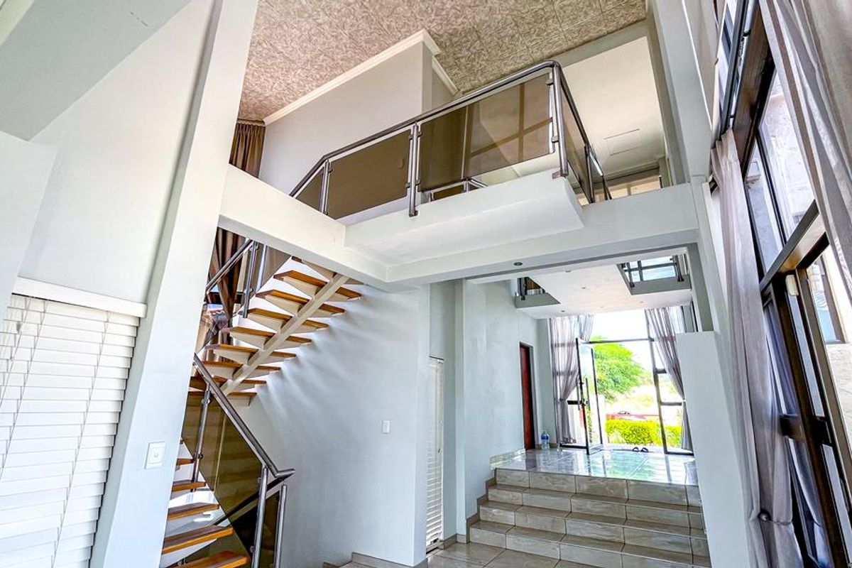 EXECUTIVE THREE-STOREY RESIDENCE - Photo 3